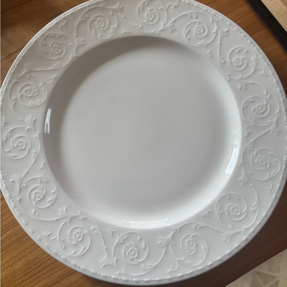 Mikasa White Floral Dinner Plates (4)